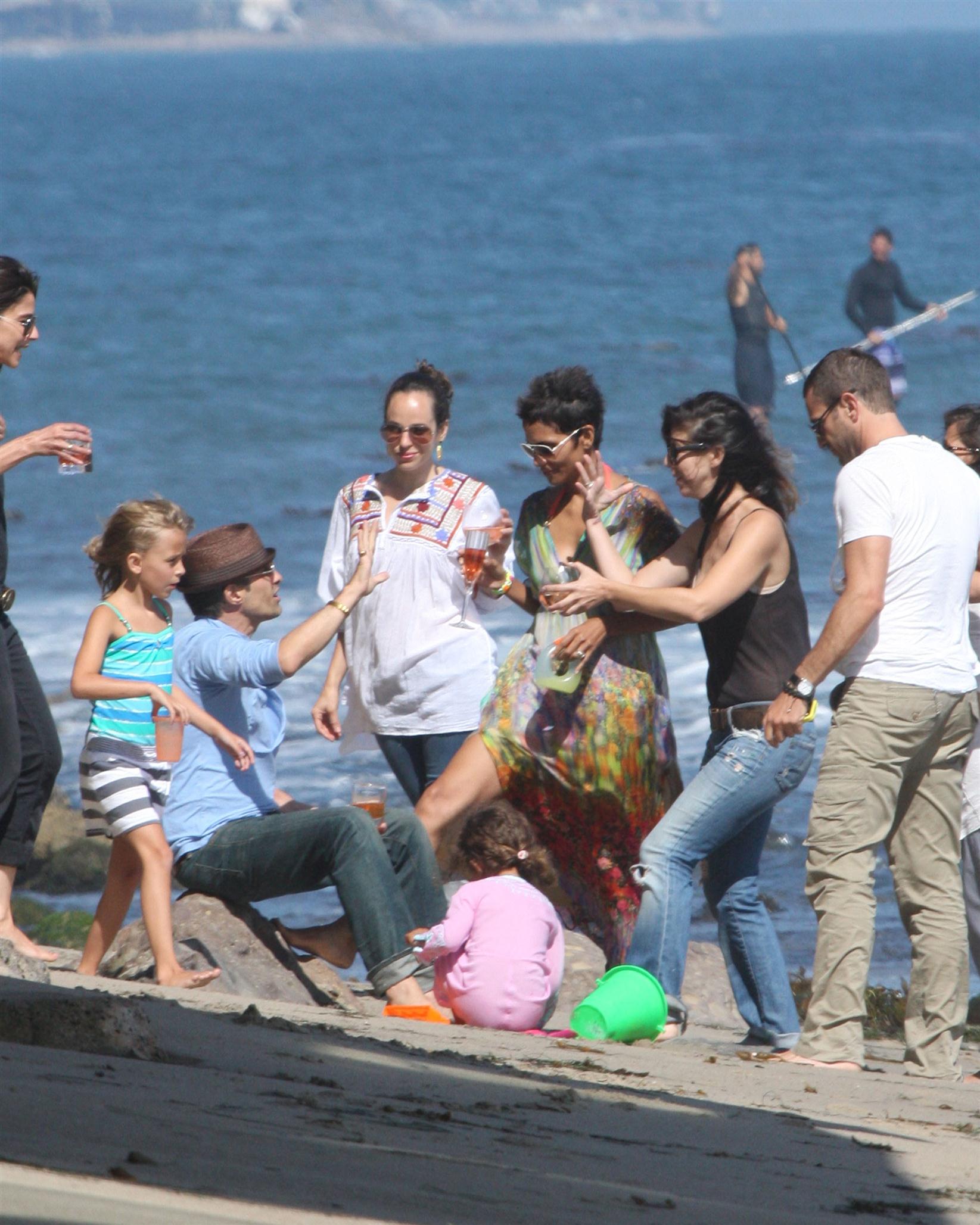 Halle Berry spends her 45th birthday on Malibu Beach photos | Picture 59778